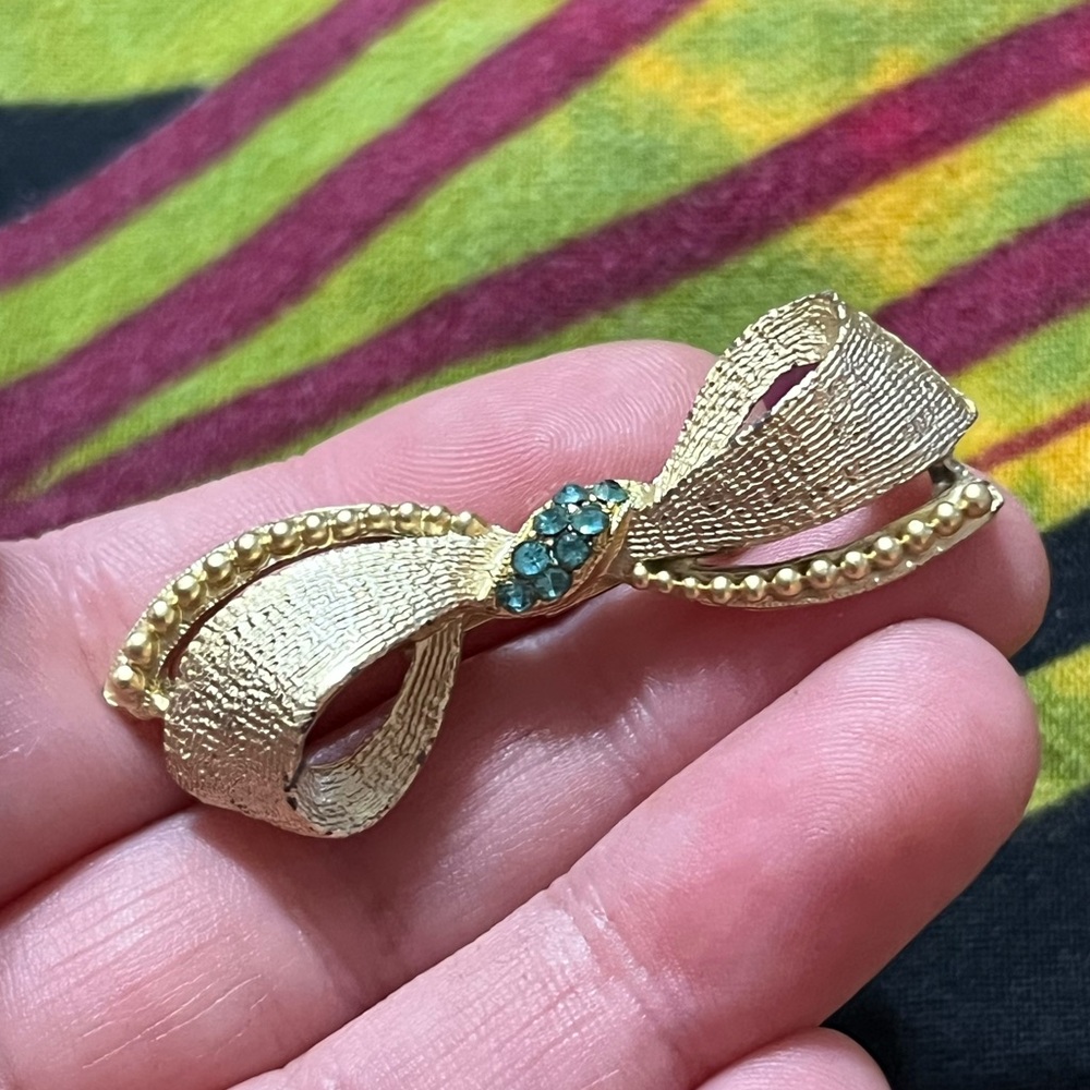 Vintage Cottagecore Blue Rhinestone Bow Gold Tone Metal Costume Jewelry Brooch